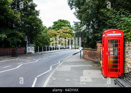 Ein K6 Telefonkasten neben Hornsey Lane Bridge, bekannt als Archway Bridge und berühmt für zahlreiche Selbstmorde, London, Großbritannien Stockfoto