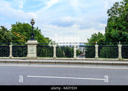 Hornsey Lane Bridge, dem Viktorianischen 'Highgate Torbogen', berüchtigt für zahlreiche Selbstmorde Stockfoto