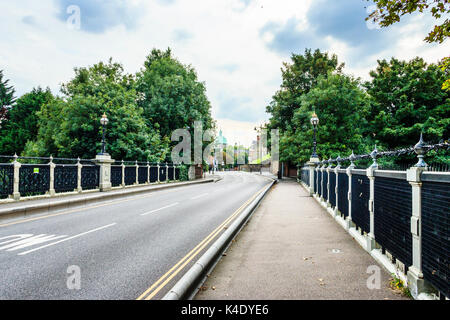 Hornsey Lane Bridge, dem Viktorianischen 'Highgate Torbogen', berüchtigt für zahlreiche Selbstmorde Stockfoto