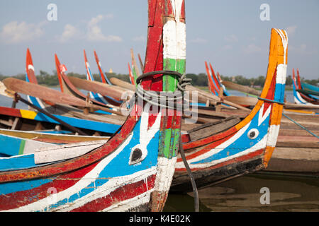 Traditionelle Boote auf Taungthaman See in der Nähe der alten Hauptstadt Amarapura in Myanmar Stockfoto