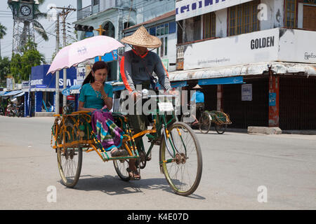 Dreirad Taxi oder Sai kaa verhandelt Verkehr in Sittwe, Rakhine, Myanmar Stockfoto