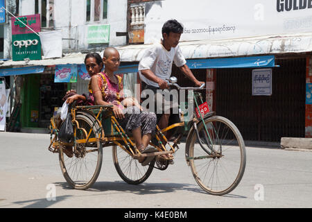 Dreirad Taxi oder Sai kaa verhandelt Verkehr in Sittwe, Rakhine, Myanmar Stockfoto