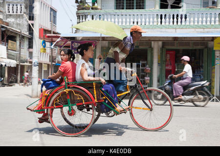 Dreirad Taxi oder Sai kaa verhandelt Verkehr in Sittwe, Rakhine, Myanmar Stockfoto