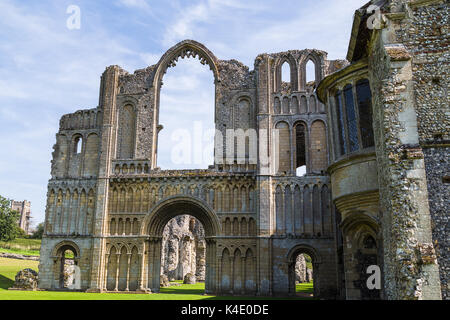 Suchen, um sich an der schönen Architektur des Castle Acre Priory im Herzen von Norfolk. Stockfoto