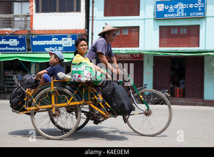 Dreirad Taxi oder Sai kaa verhandelt Verkehr in Sittwe, Rakhine, Myanmar Stockfoto