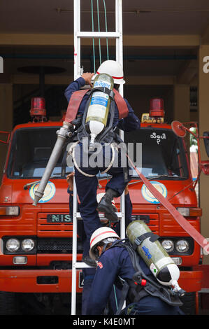 Myanmar Feuerwehrleute mit Atemschutzgeräten auf wöchentliche Praxis Bohrer, Hsipaw, Myanmar Stockfoto