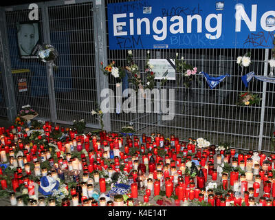 Mahnwache für den verstorbenen FCM Fan Hannes S vor dem MDCC, Arena Magdeburg am 12102016 Stockfoto