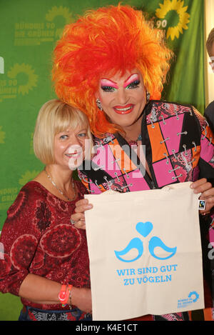 Travestie Künstlerin Olivia Jones Und Cornelia Lüddemann Stockfoto