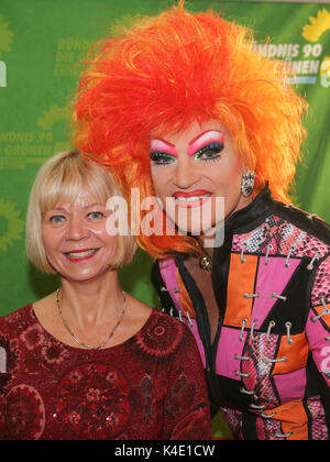 Travestie Künstlerin Olivia Jones Und Cornelia Lüddemann Stockfoto