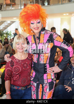 Travestie Künstlerin Olivia Jones Und Cornelia Lüddemann Stockfoto