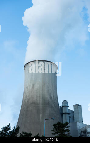 Braunkohlekraftwerk für die Stromerzeugung - Dampf steigt aus dem Kühlturm Stockfoto