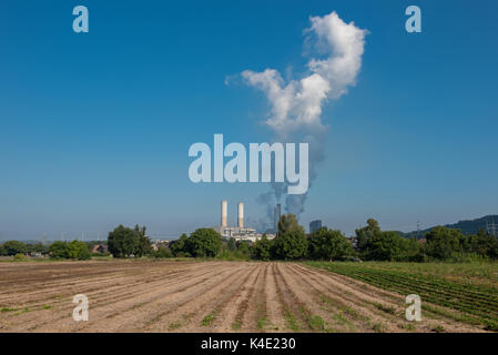 Braunkohlekraftwerk zur Stromerzeugung - Dampf steigt aus dem Kühlturm auf Stockfoto