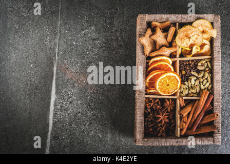 Weihnachten Gewürze zum Backen, Cocktails, Glühwein, mit Lebkuchen Cookies (Sterne) - getrocknete Apfel, Orange, Kardamom, Nelken, Zimt, Anis. alten w Stockfoto