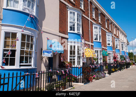 WEYMOUTH, Großbritannien - 15. AUGUST 2017: eine Reihe von hübschen Gästehäuser entlang der Strandpromenade in Weymouth Dorset, Großbritannien, am 15. August 2017. Stockfoto