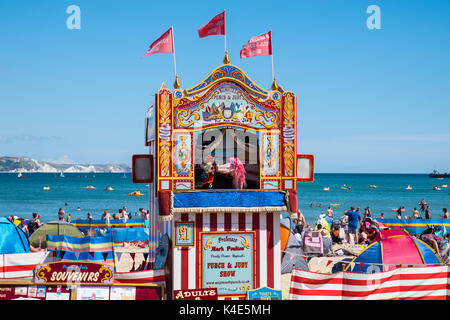 WEYMOUTH, Großbritannien - 15. AUGUST 2017: ein Kasperletheater auf der schönen Strandpromenade in Weymouth Dorset, Großbritannien, am 15. August 2017. Stockfoto