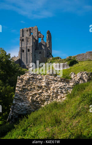DORSET, Großbritannien - 16.August 2017: Ein Blick auf die Ruinen von Corfe Castle in der schönen Grafschaft Dorset in Großbritannien, am 16. August 2017. Stockfoto