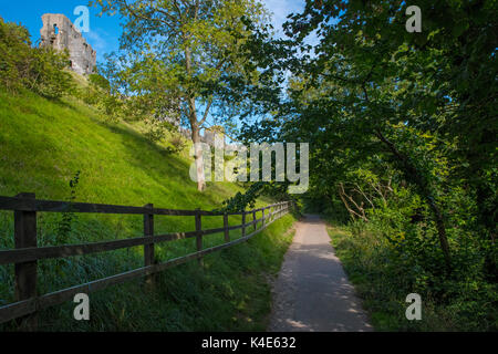 Ein Spaziergang durch die Überreste von Corfe Castle in der schönen Grafschaft Dorset, Großbritannien. Stockfoto