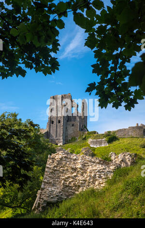 DORSET, Großbritannien - 16.August 2017: Ein Blick auf die Ruinen von Corfe Castle in der schönen Grafschaft Dorset in Großbritannien, am 16. August 2017. Stockfoto