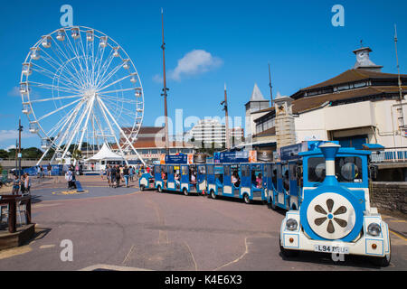 BOURNEMOUTH, UK - 17. AUGUST 2017: Ein Blick auf die Bournemouth Big Wheel und Küsten Zug am Meer in Bournemouth, Dorset, Großbritannien, am 17. August 2017. Stockfoto