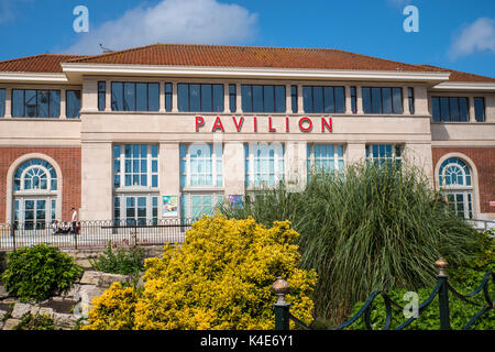 BOURNEMOUTH, UK - 17. AUGUST 2017: Eine Ansicht von Bournemouth Pavilion in Bournemouth, Dorset, am 17. August 2017. Stockfoto