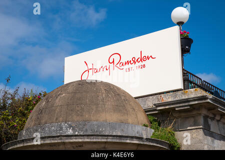 BOURNEMOUTH, UK - 17. AUGUST 2017: Das Schild über dem Eingang zu einem Harry Ramsden Fish & Chips Restaurant am Bournemouth Seafront, am 17. August 2. Stockfoto