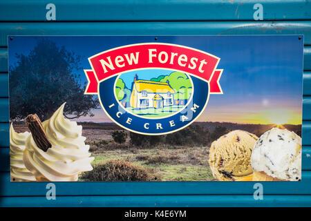 BOURNEMOUTH, UK - 17. AUGUST 2017: ein Zeichen Werbung Neue Wald Eis auf einem Kiosk auf Bournemouth Seafront, am 17. August 2017. Stockfoto