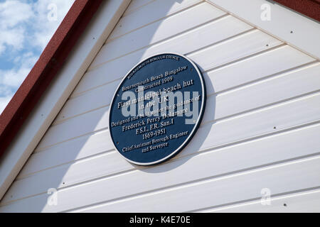 BOURNEMOUTH, UK - 17. AUGUST 2017: Eine blaue Plakette kennzeichnen, das erste kommunale Beach Hut in Großbritannien, befindet sich am Meer in Bournemouth, Dorset, am 17. Stockfoto