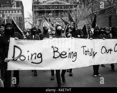 Hunderte von Antifaschistischen Demonstranten über Downtown Philadelphia Rout eine Gruppe von weissen Nationalisten an Pro-Trump Rallye Ende März 2017. Stockfoto