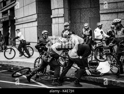 Hunderte von Antifaschistischen Demonstranten über Downtown Philadelphia Rout eine Gruppe von weissen Nationalisten an Pro-Trump Rallye Ende März 2017. Stockfoto