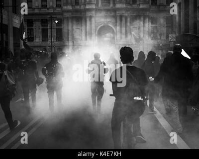 Hunderte von Antifaschistischen Demonstranten über Downtown Philadelphia Rout eine Gruppe von weissen Nationalisten an Pro-Trump Rallye Ende März 2017. Stockfoto