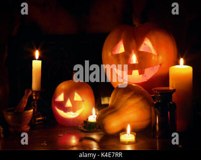 Halloween Jack O'Lantern Pumpkin Head an Halloween Nacht gestapelt. Stockfoto