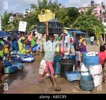 Mumbai, Indien. 5. September 2017. Koli Angeln Gemeinschaft Mann und Frauen an versova Fischmarkt in Mumbai. Stockfoto