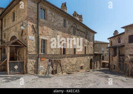 Stein Gebäuden entlang der Piazza San Francesco in Bevagna, Umbrien Stockfoto