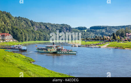 Sächsische Schaufelraddampfer "Pirna" navigieren auf die Elbe bei Rathen in der Sächsischen Schweiz, Deutschland Stockfoto