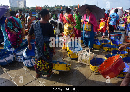 Mumbai, Indien. 5. September 2017. Koli Angeln Gemeinschaft Mann und Frauen an versova Fischmarkt in Mumbai. Stockfoto