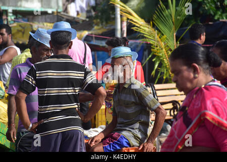 Mumbai, Indien. 5. September 2017. Koli Angeln Gemeinschaft Mann und Frauen an versova Fischmarkt in Mumbai. Stockfoto