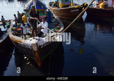 Mumbai, Indien. 5. September 2017. Koli Angeln Gemeinschaft Mann und Frauen an versova Fischmarkt in Mumbai. Stockfoto