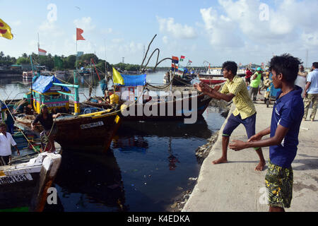 Mumbai, Indien. 5. September 2017. Koli Angeln Gemeinschaft Mann und Frauen an versova Fischmarkt in Mumbai. Stockfoto