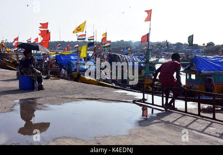 Mumbai, Indien. 5. September 2017. Koli Angeln Gemeinschaft Mann und Frauen an versova Fischmarkt in Mumbai. Stockfoto