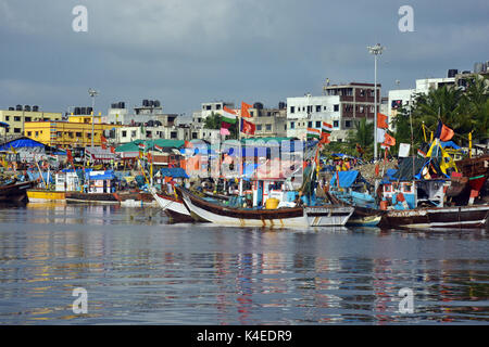 Mumbai, Indien. 5. September 2017. Koli Angeln Gemeinschaft Mann und Frauen an versova Fischmarkt in Mumbai. Stockfoto