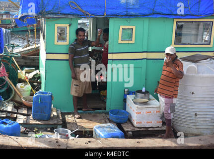 Mumbai, Indien. 5. September 2017. Koli Angeln Gemeinschaft Mann und Frauen an versova Fischmarkt in Mumbai. Stockfoto