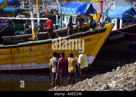 Mumbai, Indien. 5. September 2017. Koli Angeln Gemeinschaft Mann und Frauen an versova Fischmarkt in Mumbai. Stockfoto