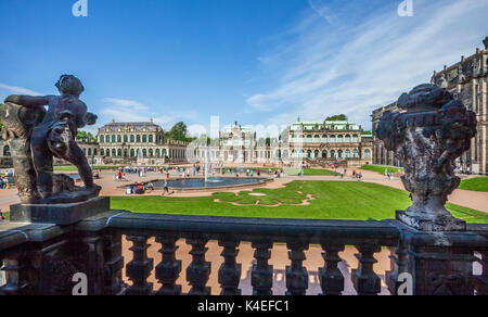 Deutschland, Sachsen, Dresdner Zwinger, Blick auf Zwingerhof, den Innenhof von der Balustrade der Deutsche Pavillon in Richtung der Königlichen Kabinett der Ma Stockfoto