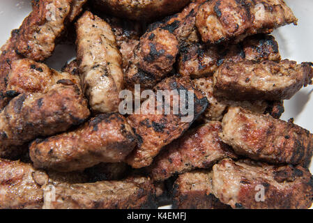 Traditionelle rumänische Küche, gegrilltes Fleisch Rollen in weiße Schüssel. Stockfoto