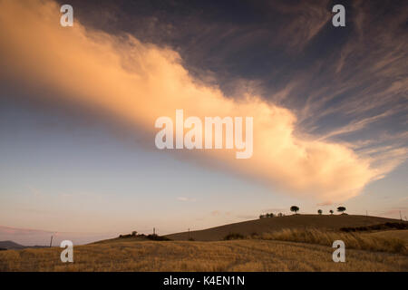 Dramatische Wolken über die Landschaft in der Nähe von Asciano, Toskana Italien Europa EU Stockfoto