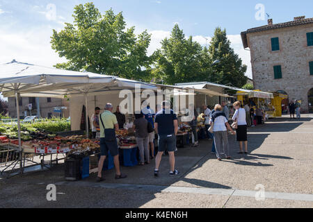 Markttag in Buonconvento, Toskana Italien Europa EU Stockfoto