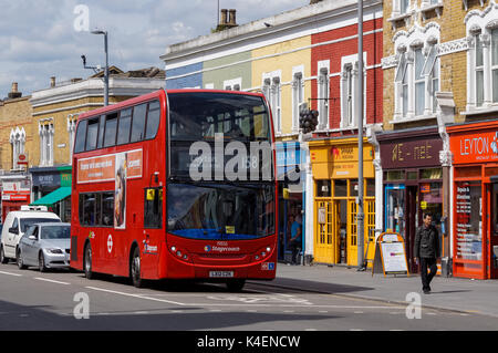 Geschäfte auf der Hohe Straße Leyton, London, England, Vereinigtes Königreich, Großbritannien Stockfoto