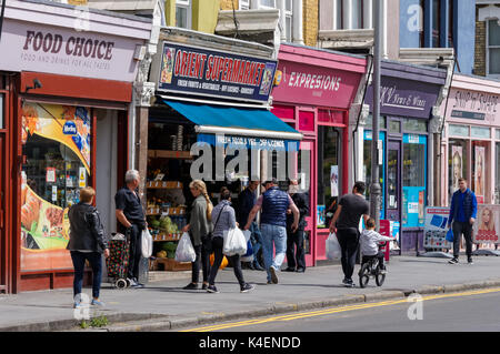 Geschäfte auf der Hohe Straße Leyton, London, England, Vereinigtes Königreich, Großbritannien Stockfoto