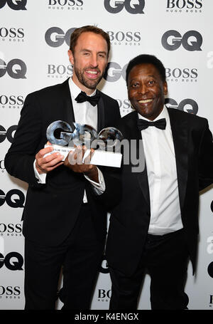 Pele mit seiner Inspiration award wirft mit Gareth Southgate (links) Während der GQ Männer des Jahres Awards 2017 in der Tate Modern, London statt. Stockfoto