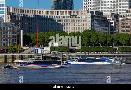 Thames Clipper an der Canary Wharf Pier, London England United Kingdom UK Stockfoto